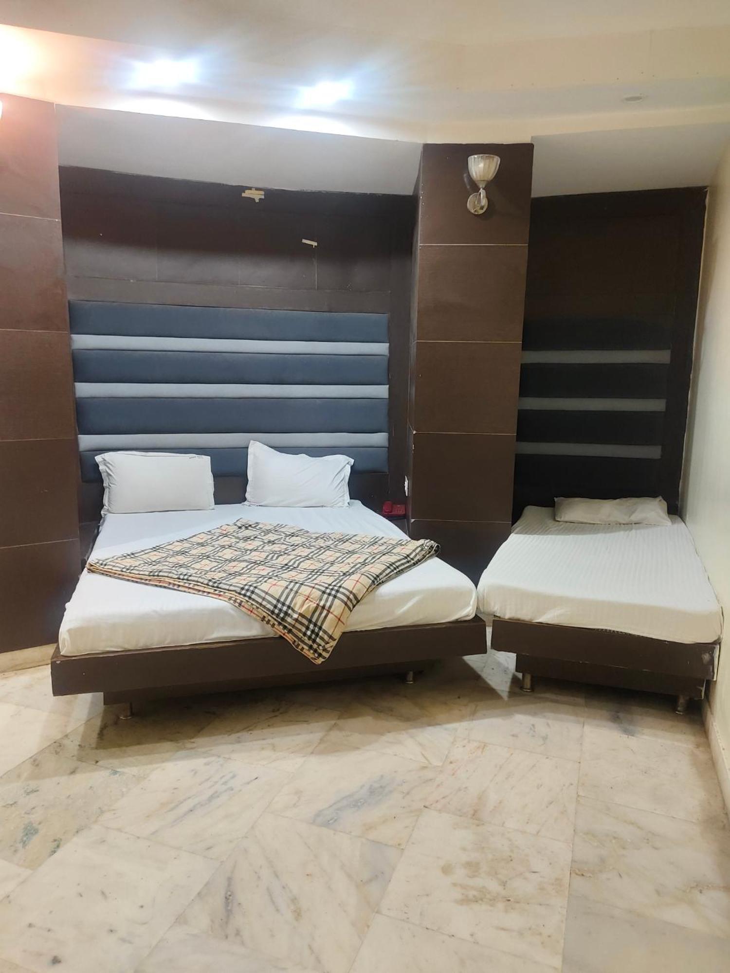 Family Spot Hotel New Delhi Exterior photo