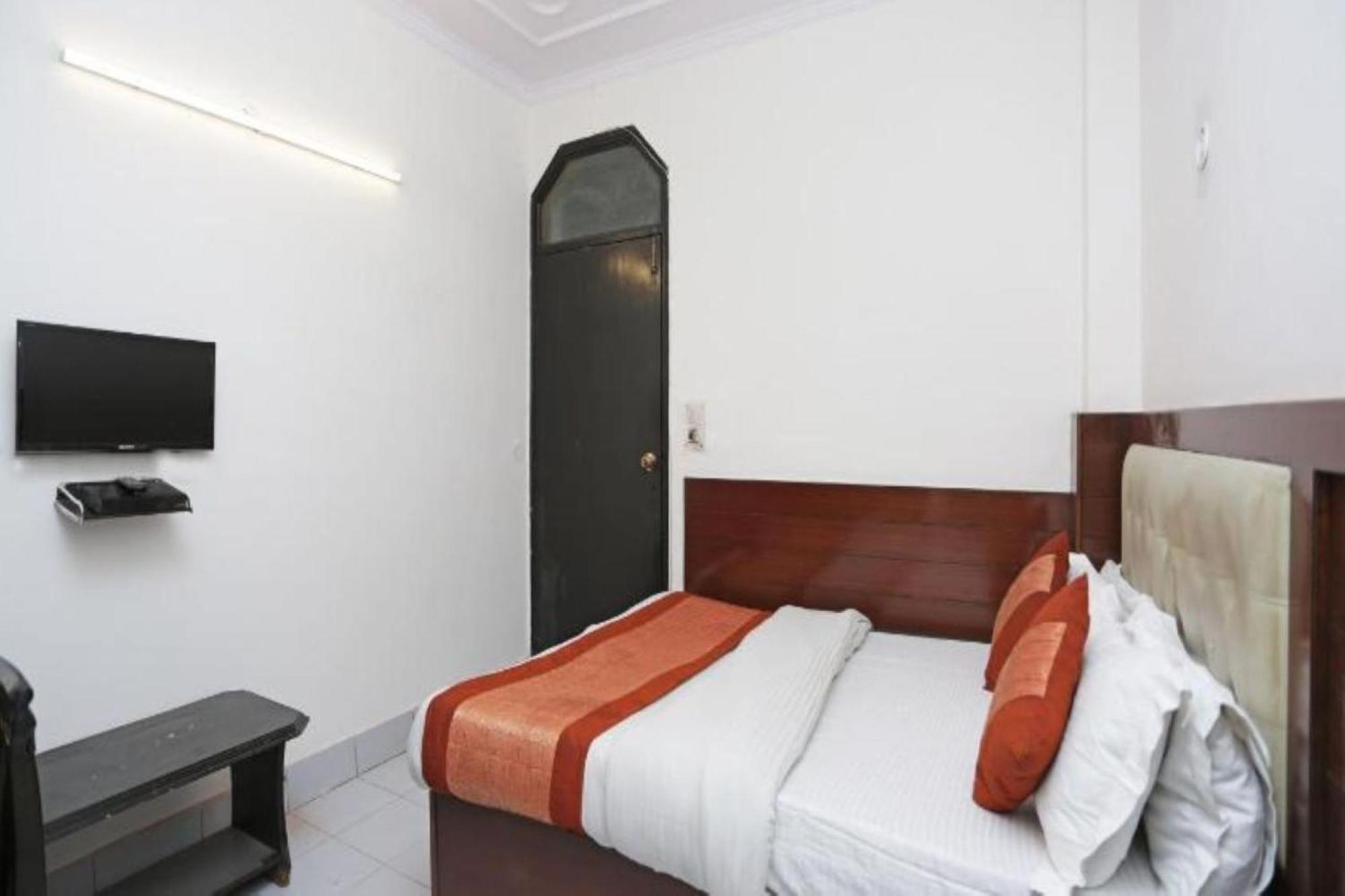 Family Spot Hotel New Delhi Exterior photo
